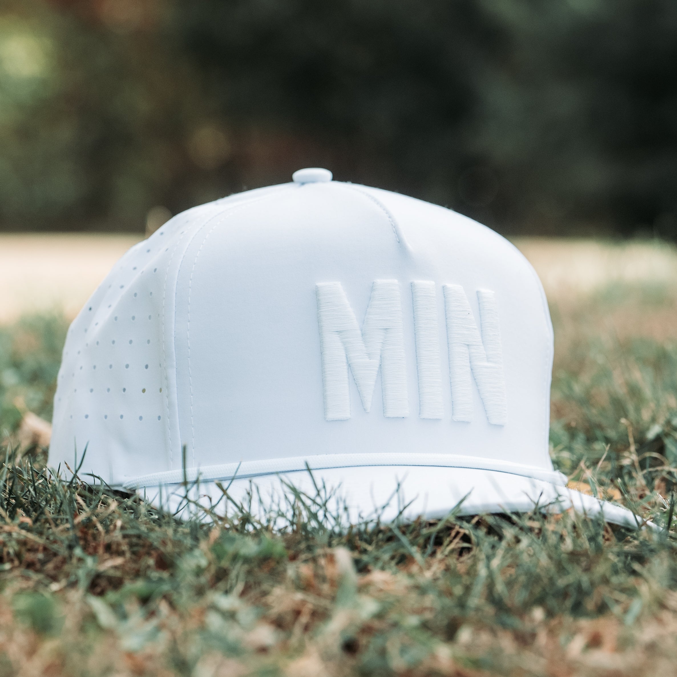 MIN-NANO HITE ロゴ キャップ CAP hat minnano MIN White Performance Hat | Minnesota Golf Hat – Pin Hunters Golf Co.
